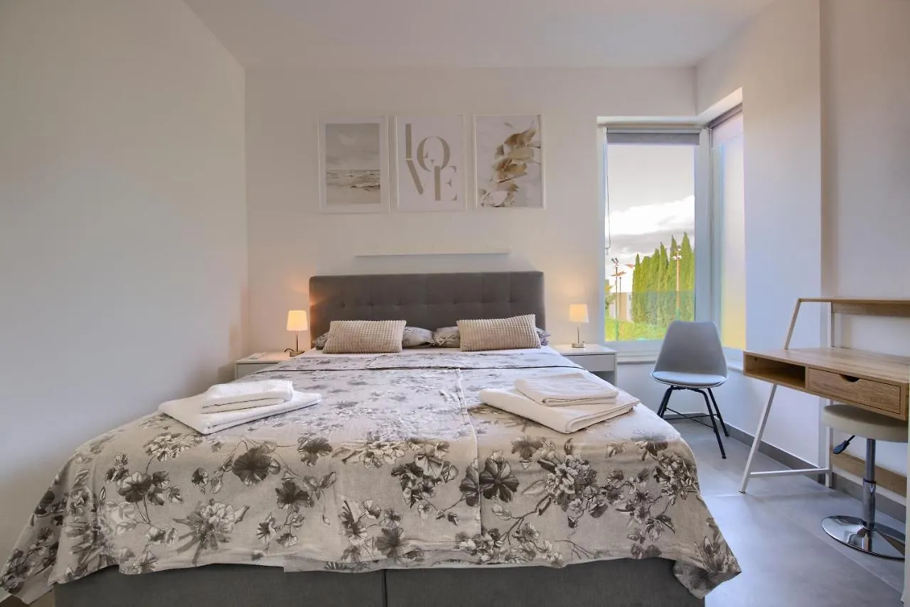 Modern Two Bedroom Apartment “Sky View” In Stinjan Пула
